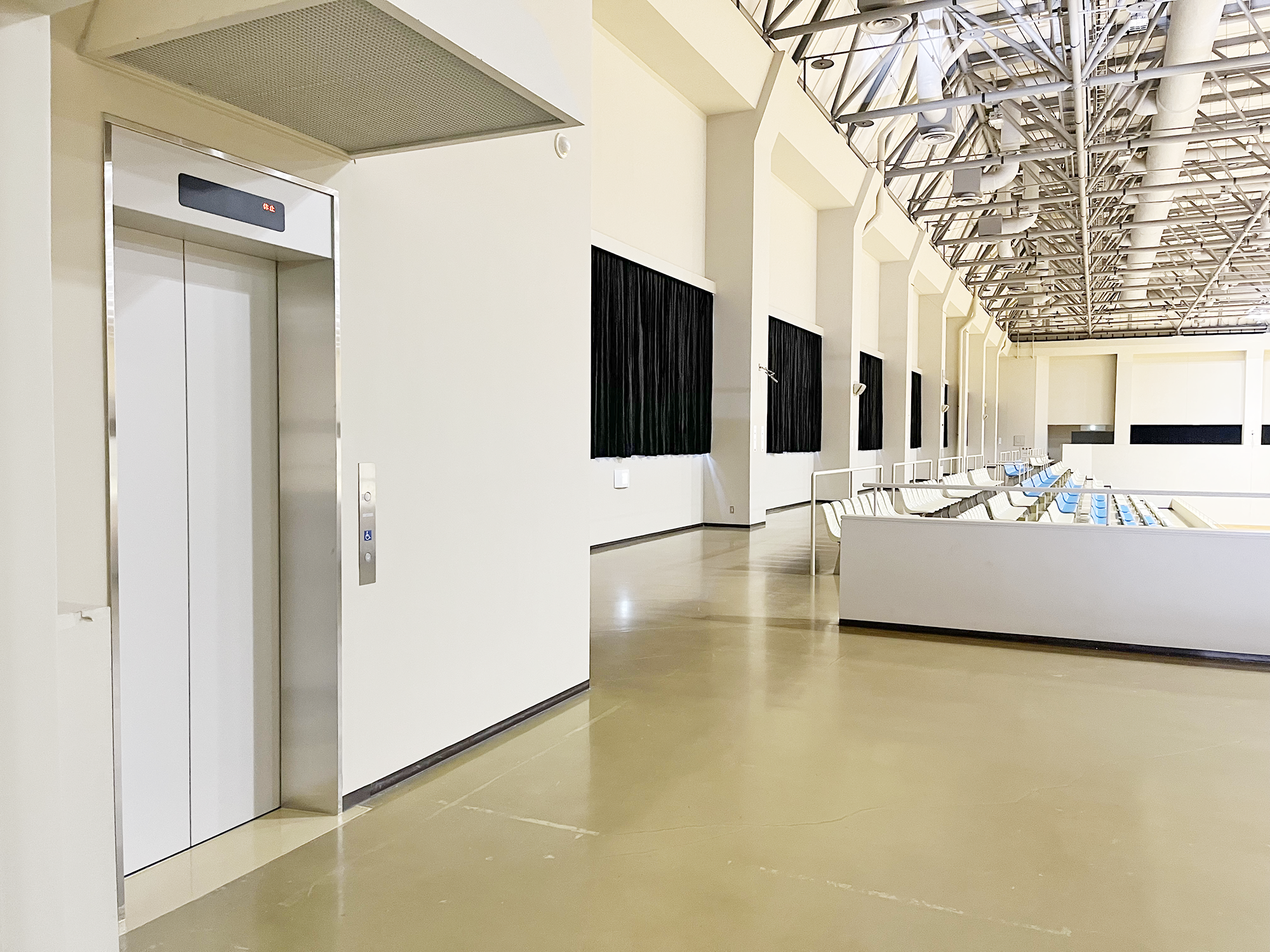 ２階客席そばにエレベーターがあります