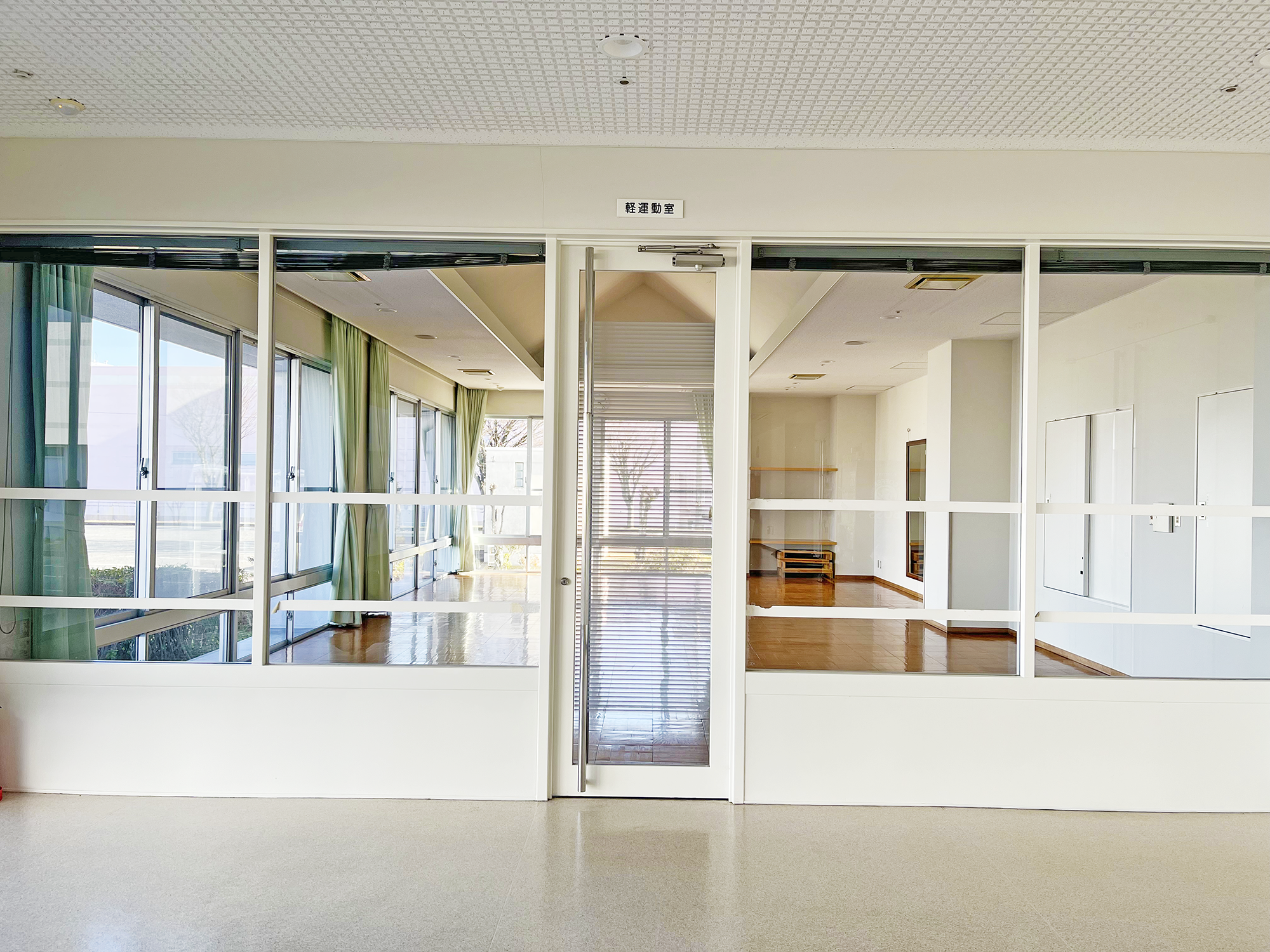 ガラス張りで開放感がある空間