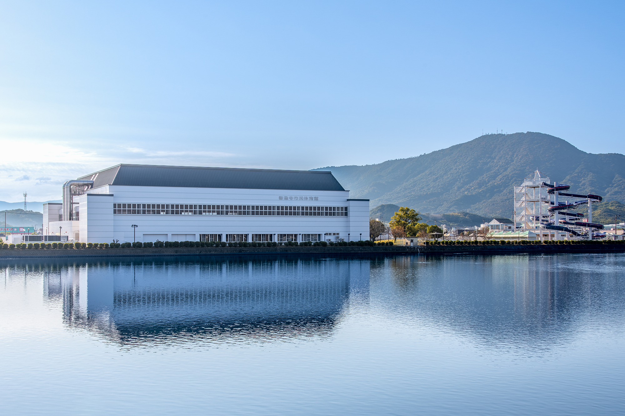 村上池から見た外観