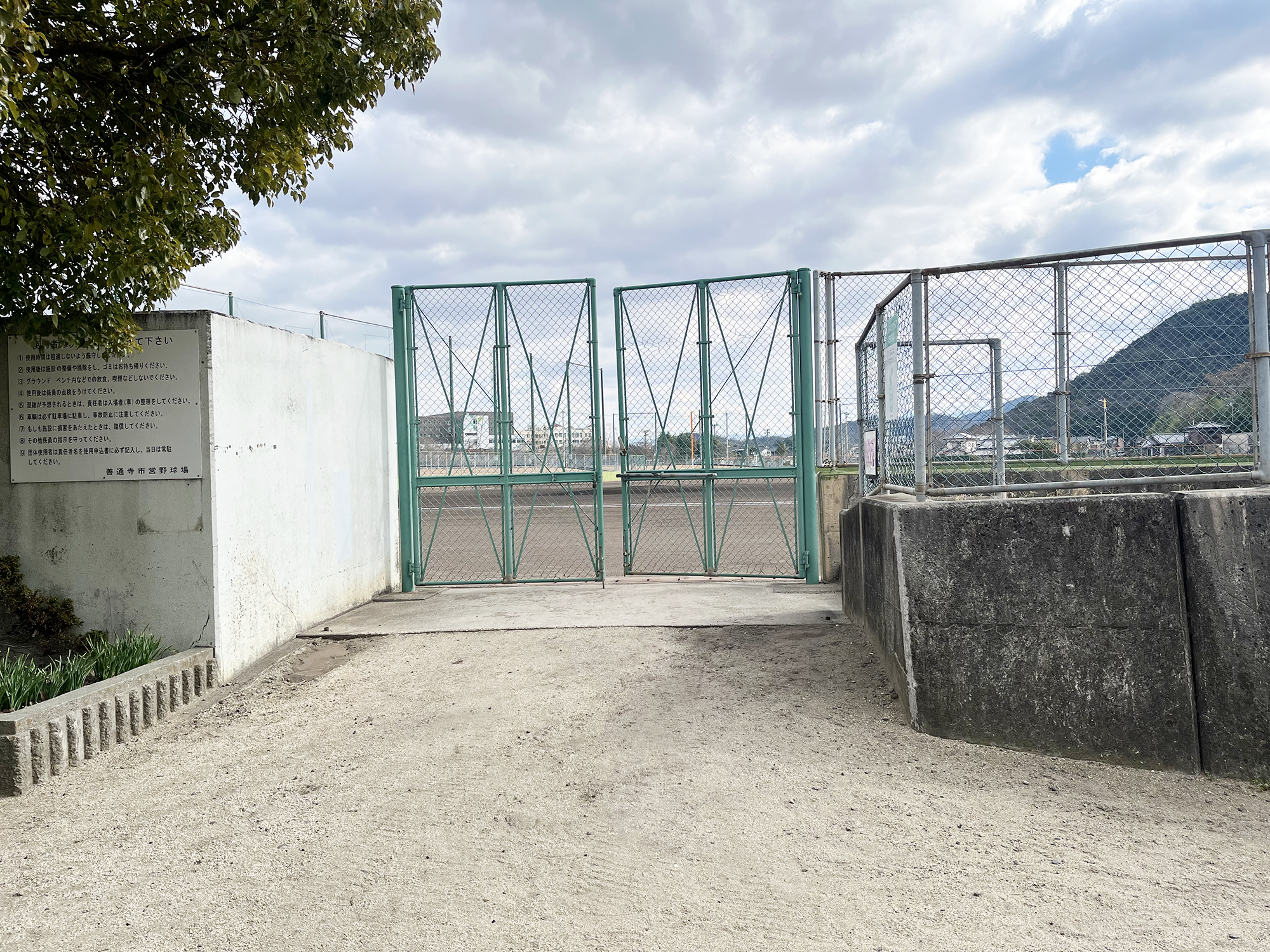 グラウンドの入口