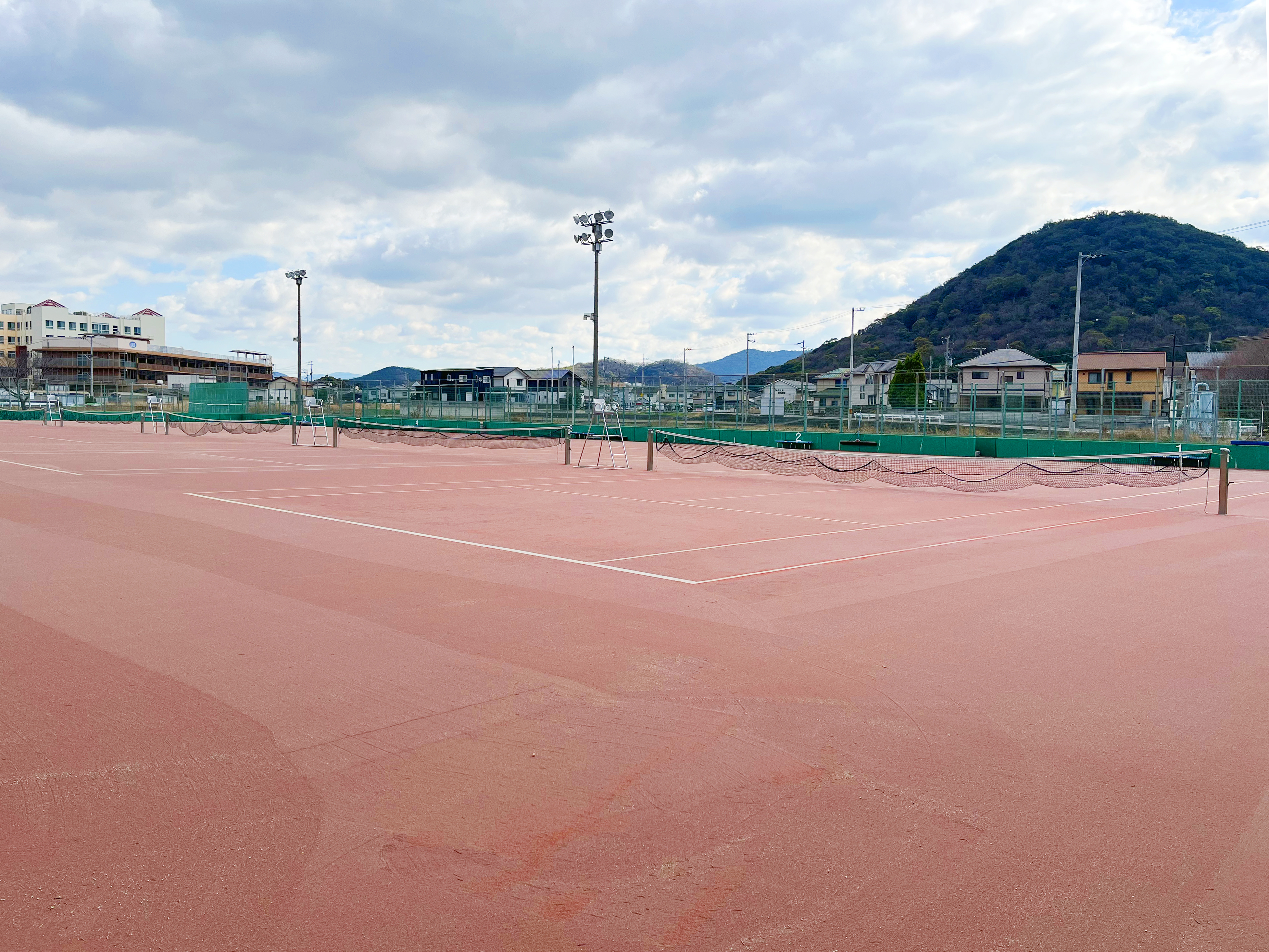 全天候型のガーネットクレーコート