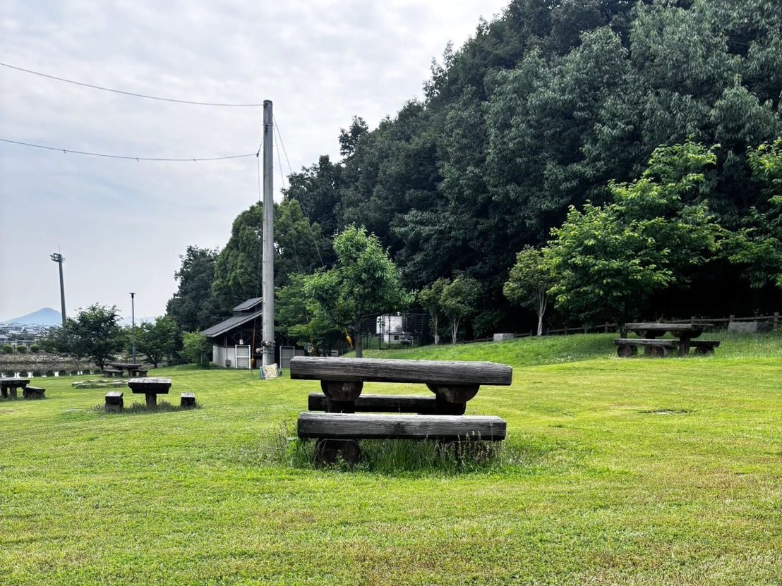 キャンプサイトとテーブル