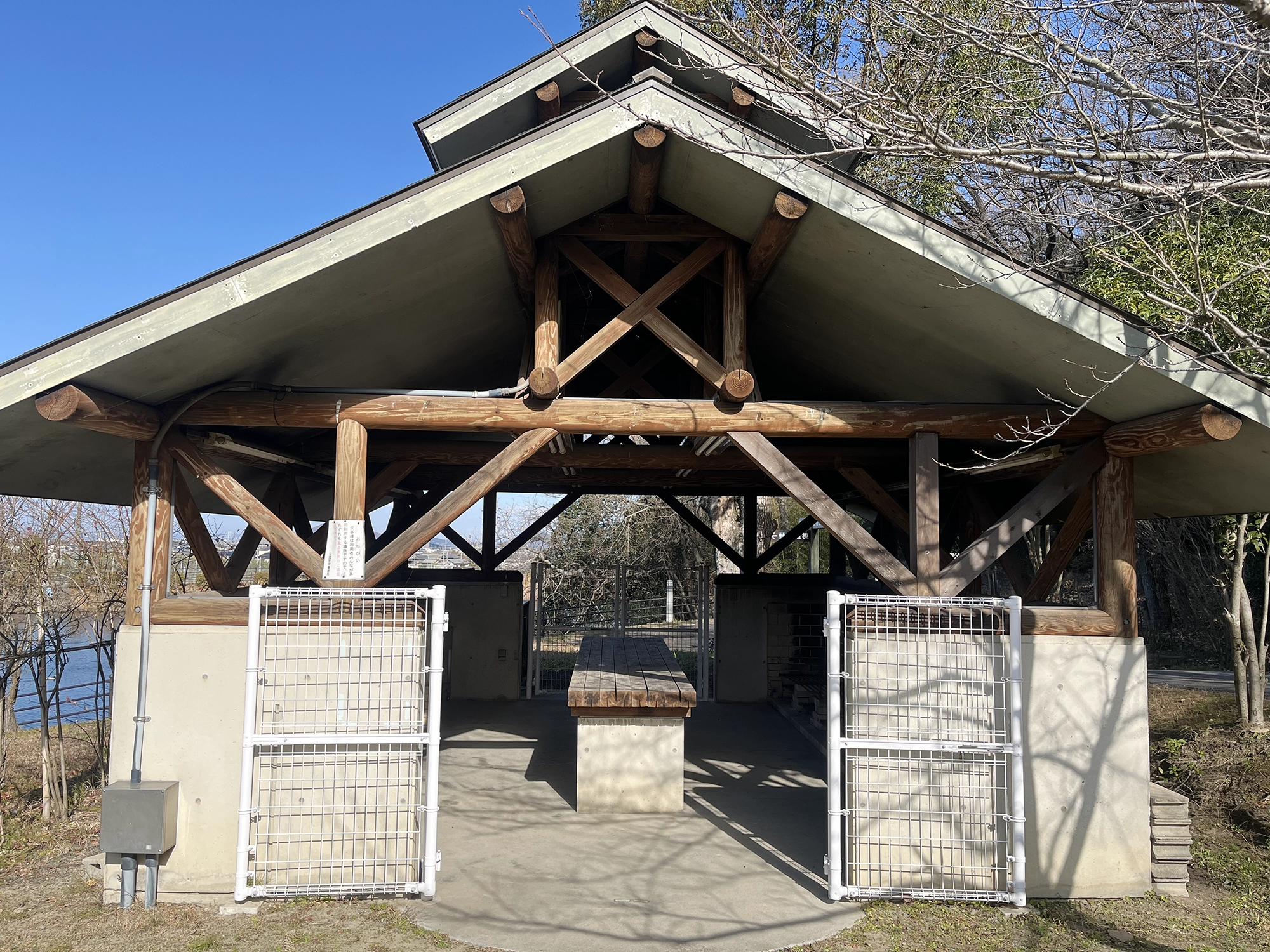 かまどと水道があります