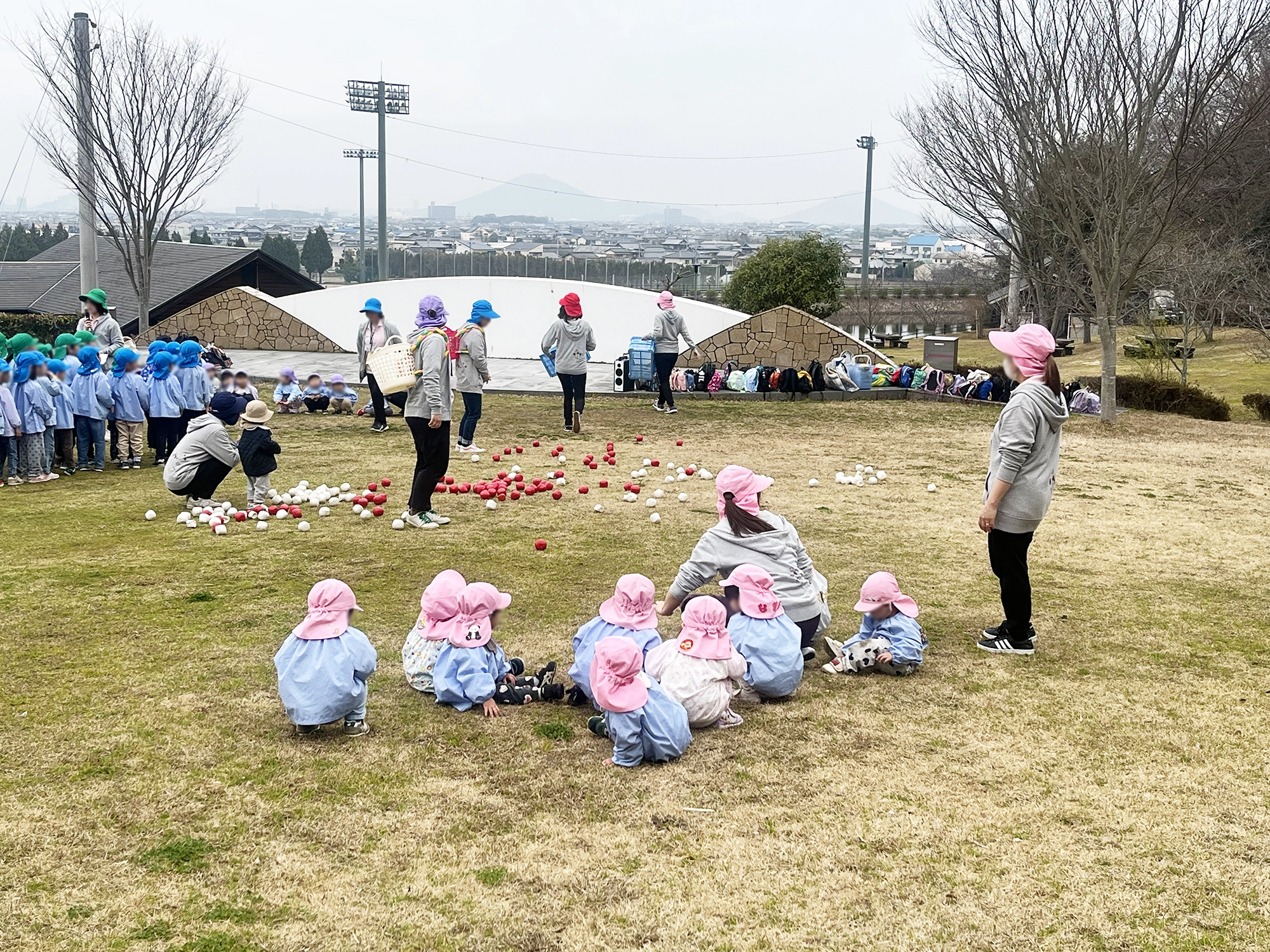 広い芝生広場は保育園の遠足にも使われています