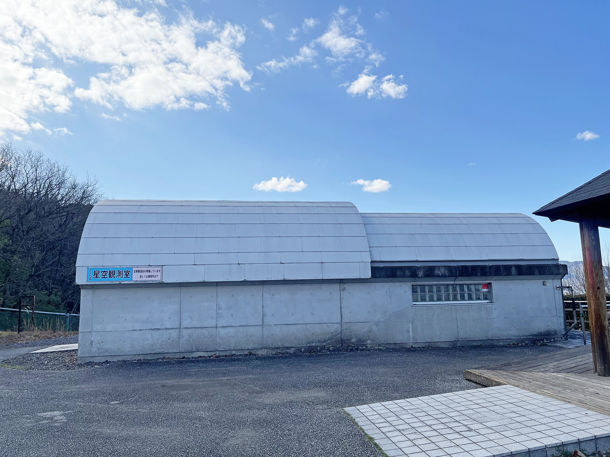 スライド開閉ドーム屋根を採用