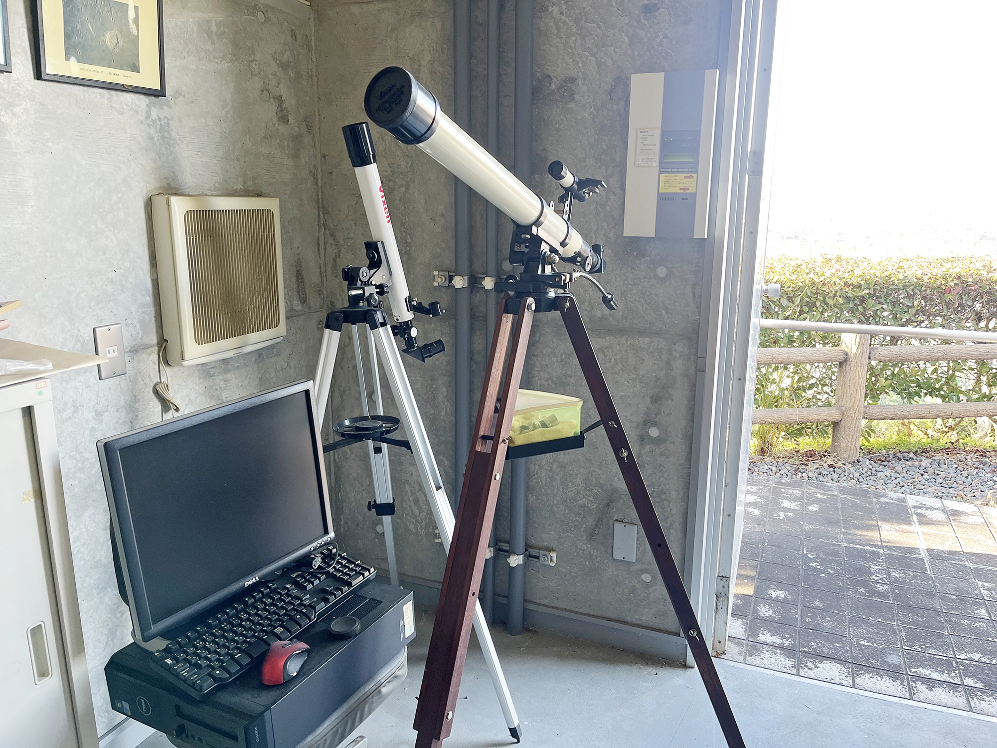 コンパクトな天体望遠鏡もあります