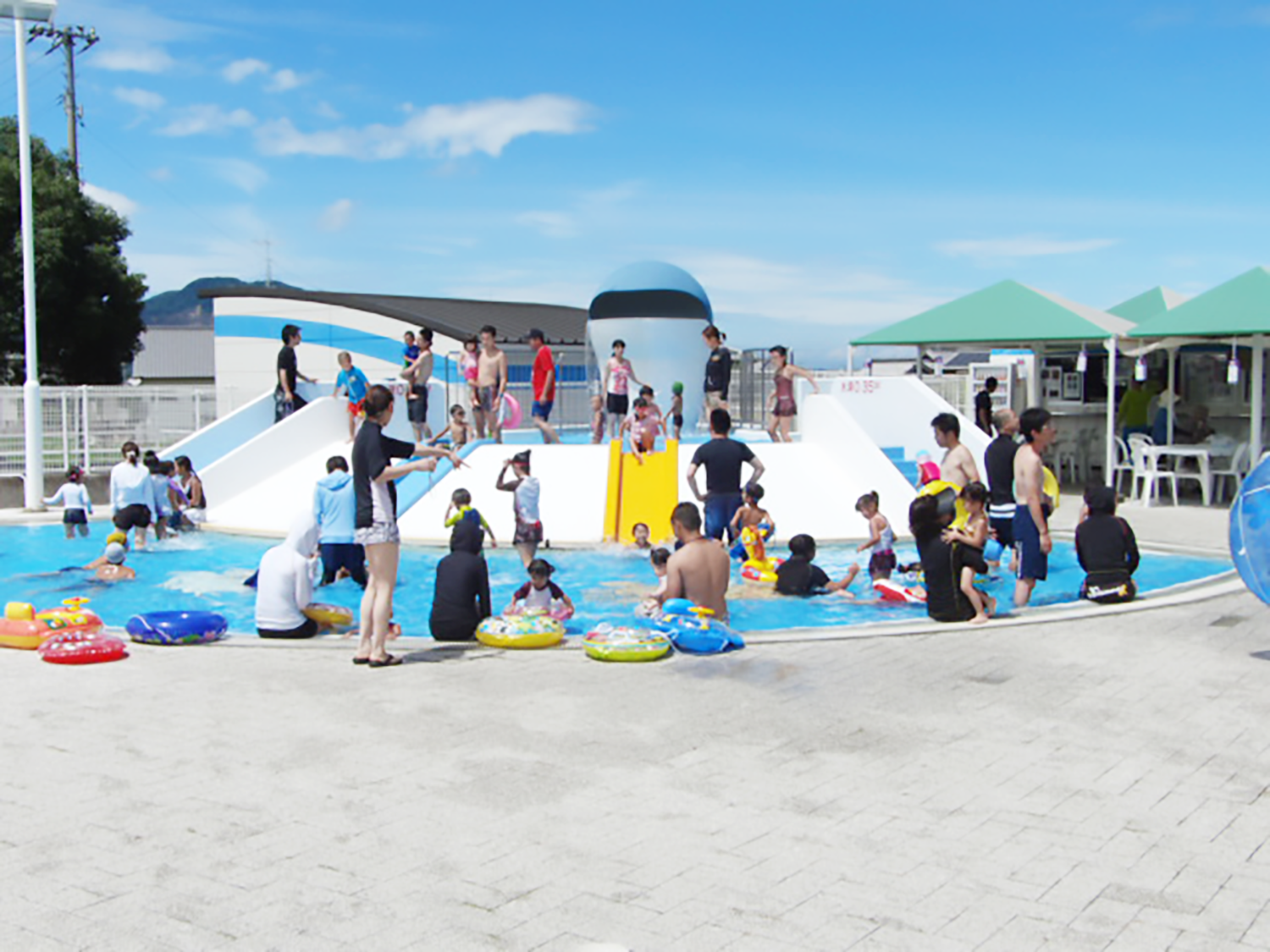 クジラ型噴水付き幼児用プール<