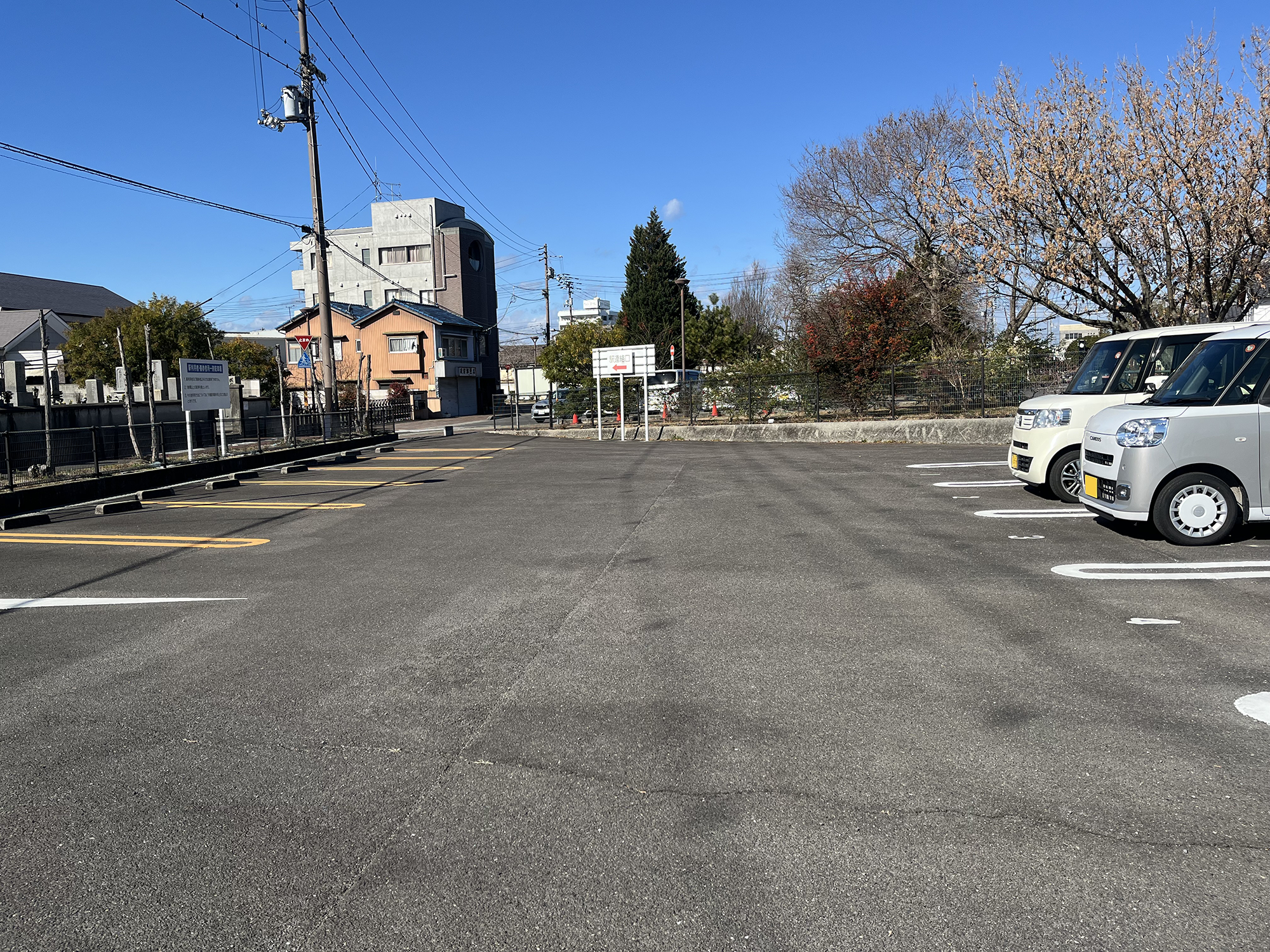 広く停めやすい駐車場です