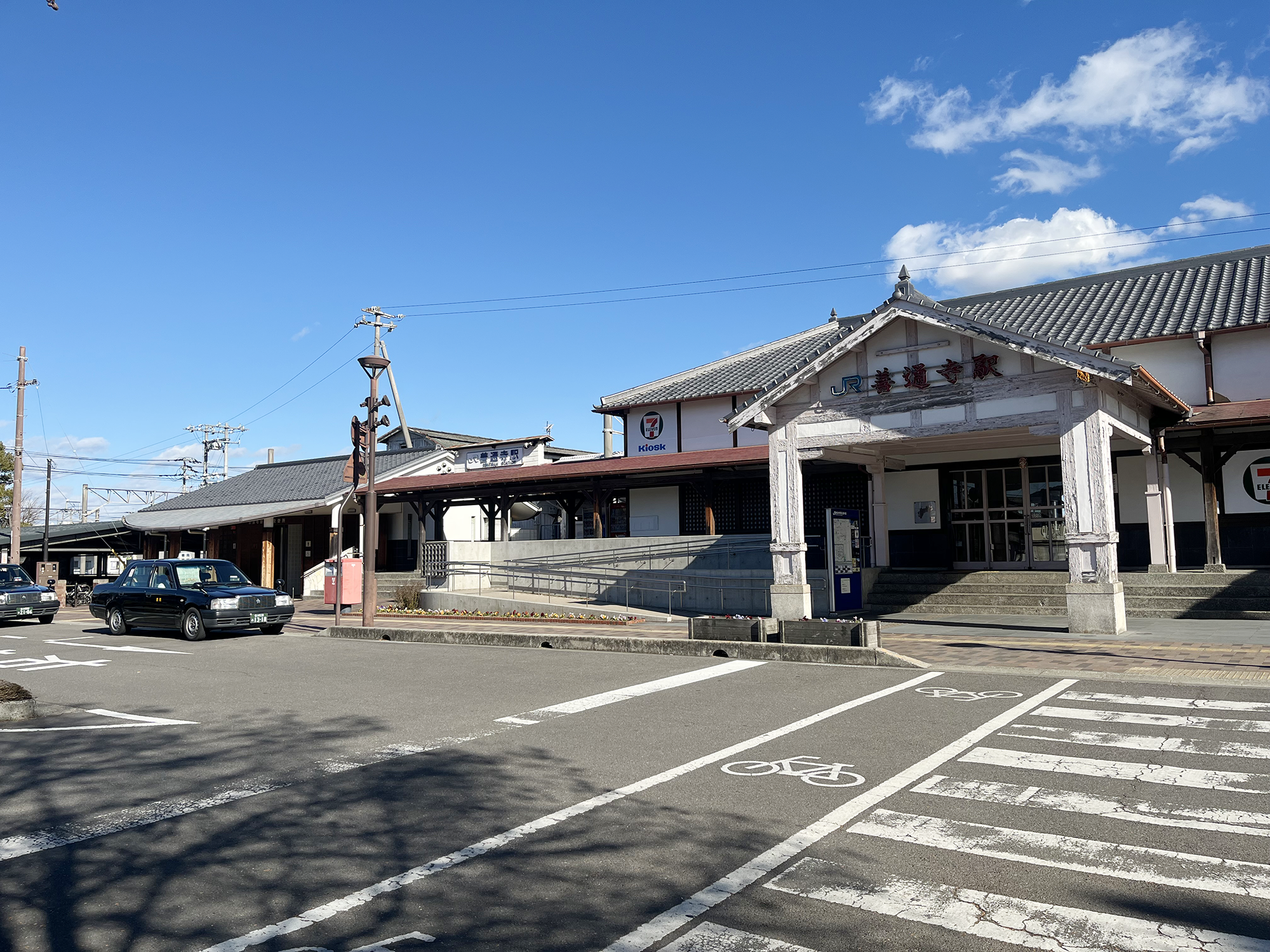 善通寺駅舎向かって左手にあります