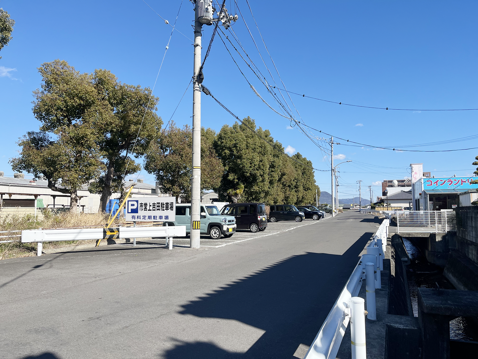 県道212号沿いから見えます