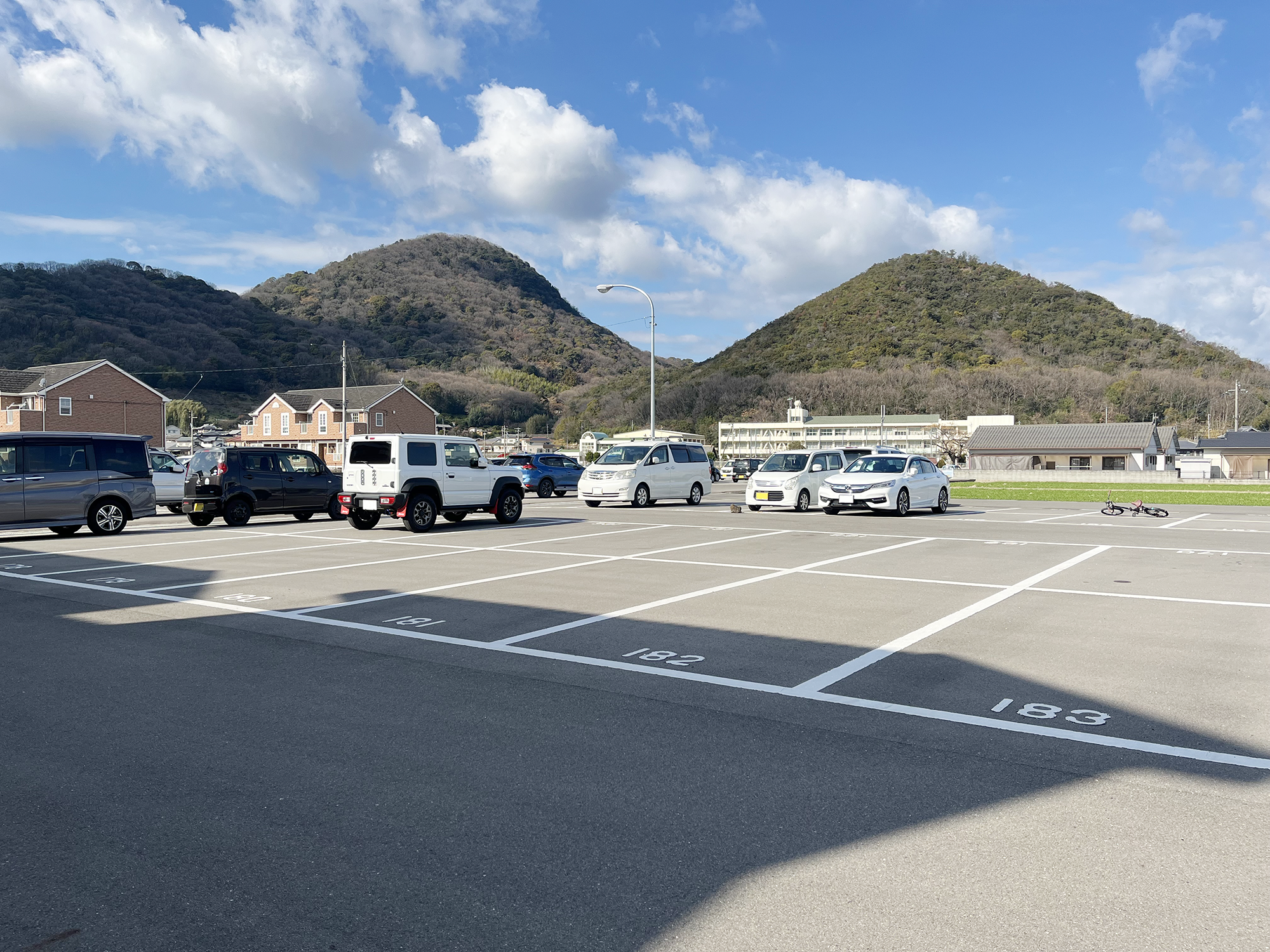 200台の大型駐車場です