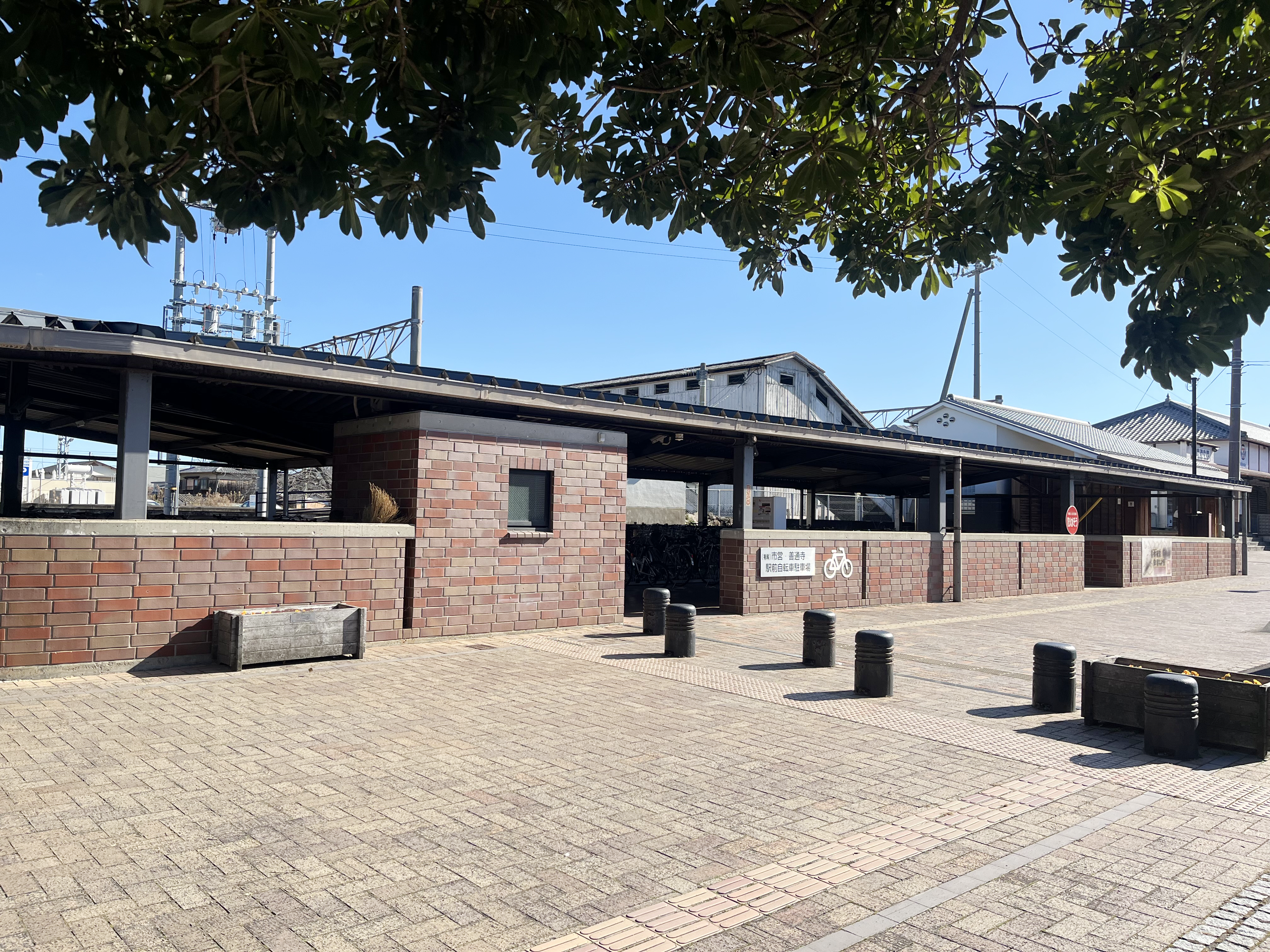 道沿いにあるフラットな駐輪場です