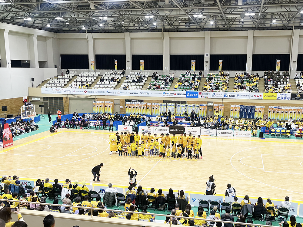 ファイブアローズの選手と子ども達が一緒に入場